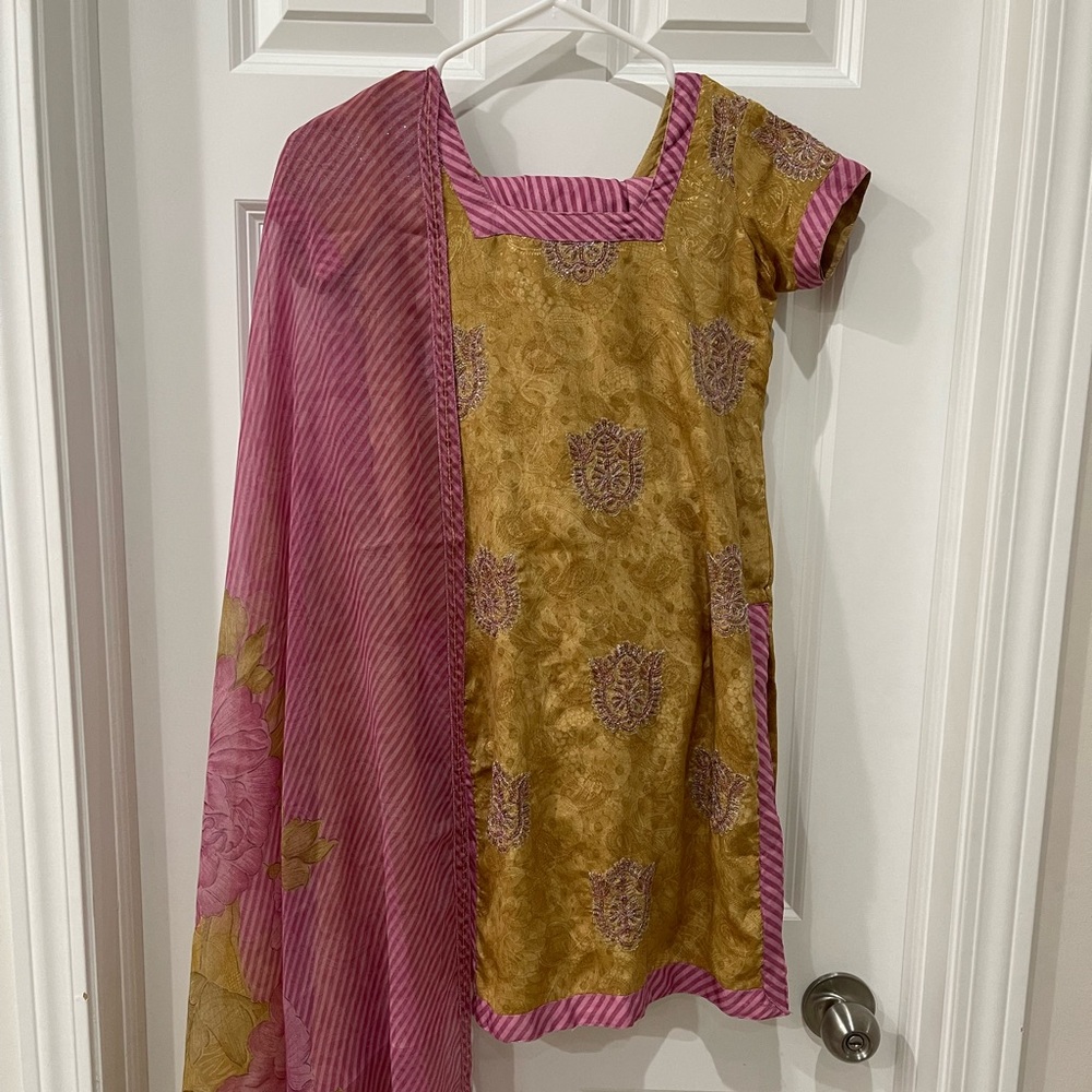 Pink/Gold Salwar Suit (Kids)